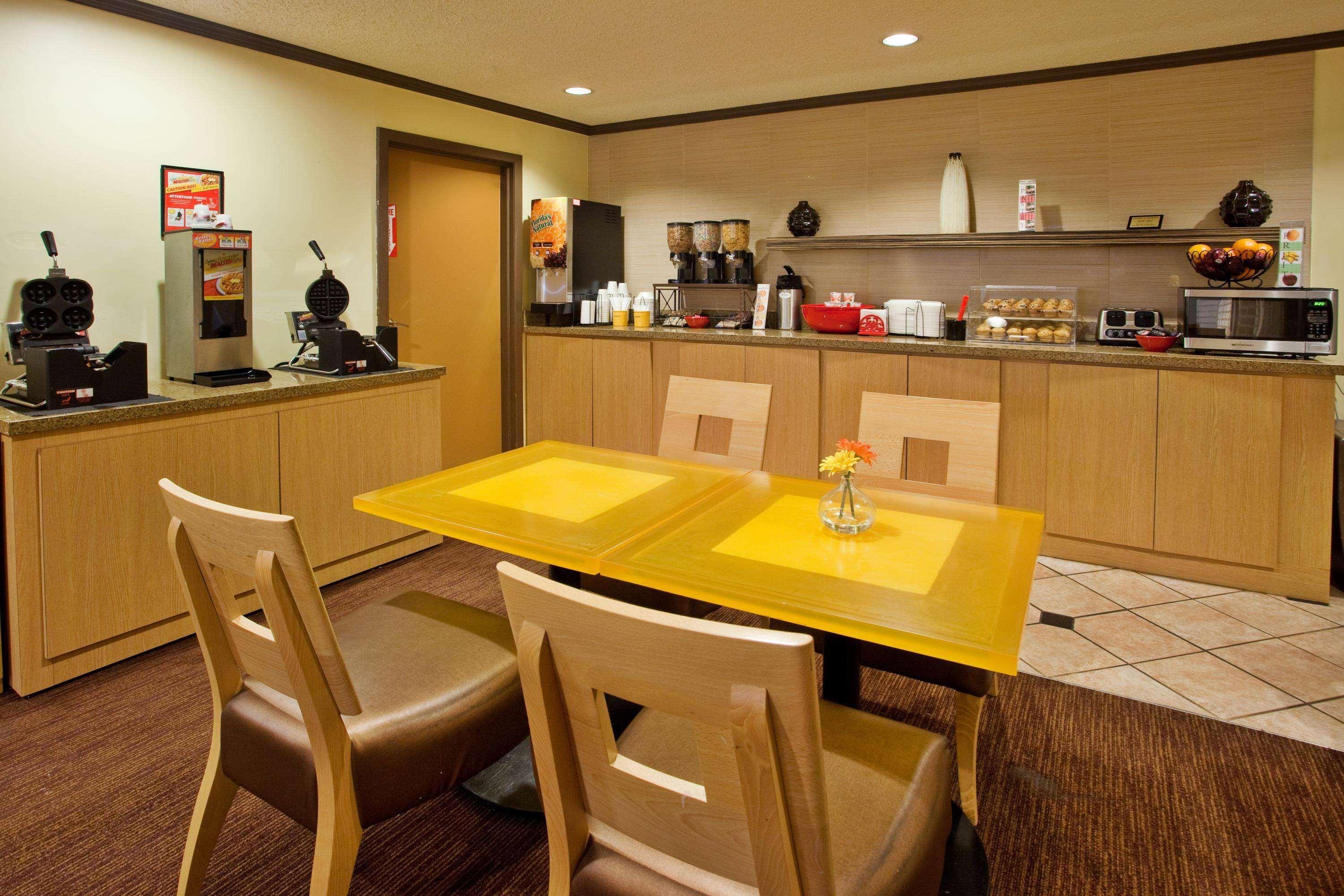 Travelodge By Wyndham Columbus State University Экстерьер фото